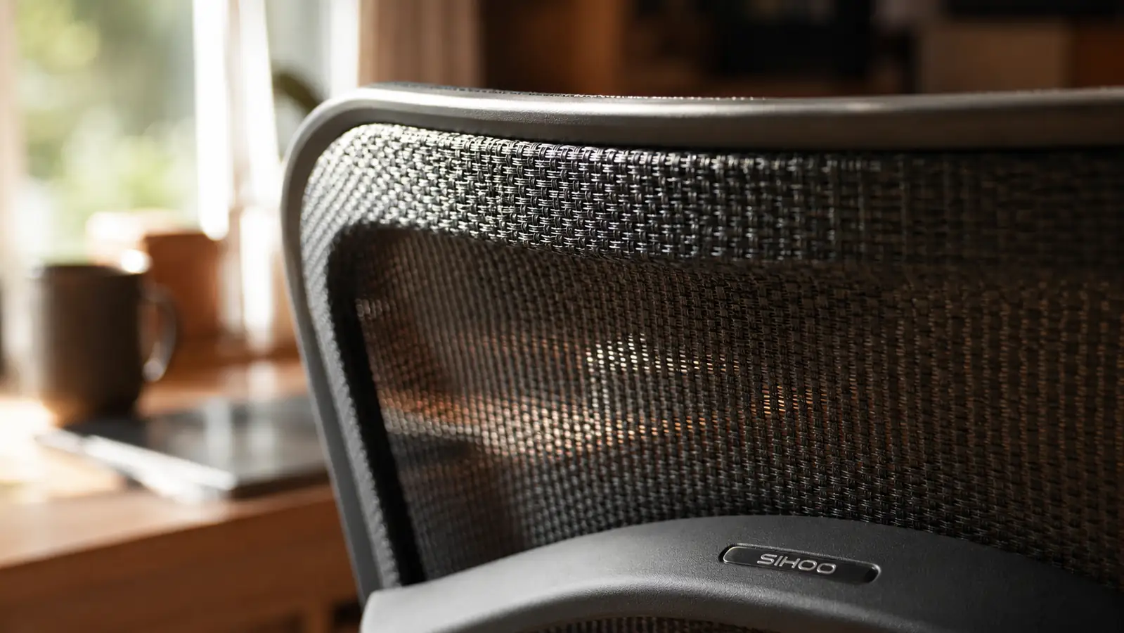 Close-up of the SIHOO B100 mesh backrest weave in natural light